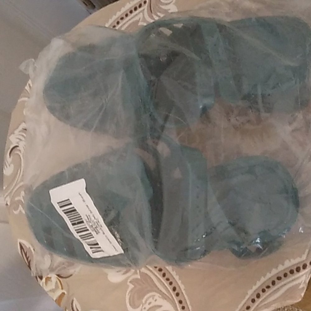 Shoes - Picture 4 of 4